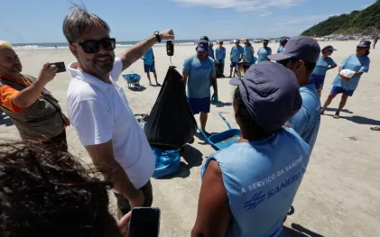 ação limpeza praia bitucas de cigarro