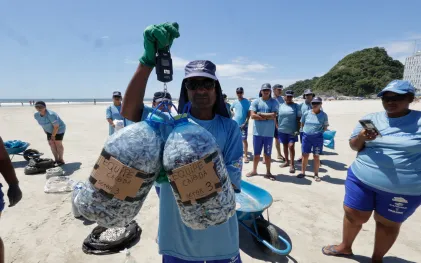 ação limpeza praia bitucas de cigarro