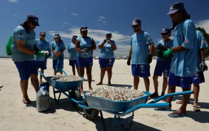 ação limpeza praia bitucas de cigarro