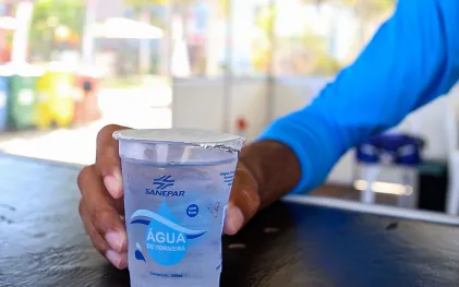 Copo de água potável distribuído pela Sanepar