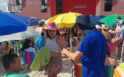 Agente da Sanepar distribui água