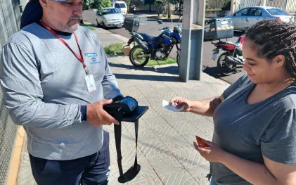 Empregado terceirizado faz cobrança no portao