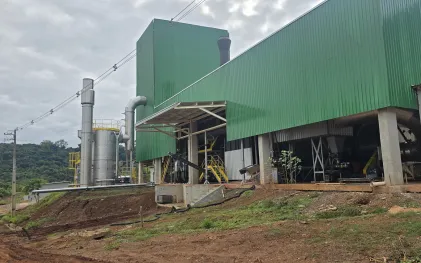 central de tratamento do lodo, um prédio na cor verde