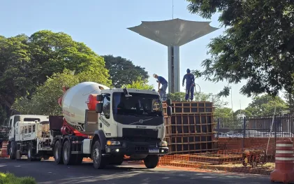 trabalhadores na obra de implantação do anel canadá. valetas nas ruas e concretagem de caixa 