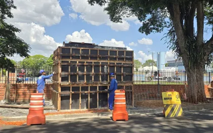 trabalhadores na obra de implantação do anel canadá. valetas nas ruas e concretagem de caixa 