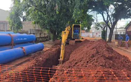 trabalhadores na obra de implantação do anel canadá. valetas nas ruas e concretagem de caixa 