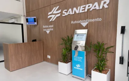Um totem de autoatendimento, numa recepção de um prédio da Sanepar