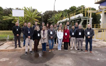 Integrantes da comitiva da Justiça Federal posam juntos para foto oficial em frente às estruturas externas e tanques de tratamento da Sanepar
