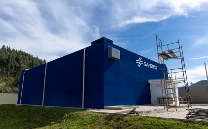 Foto da lateral e faixada de novo reservatório da Sanepar em Itaperuçu