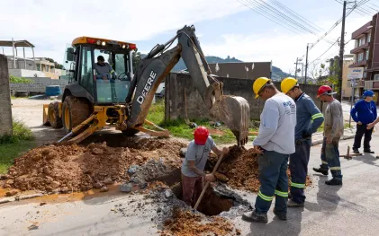 Trabalhadores realizando processo de interligação em rua de Itaperuçu