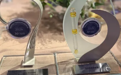 Dois troféus de acrílico e vidro exibem o selo "Troféu Transparência 2026 - 30º Prêmio ANEFAC", com uma placa contendo o nome Sanepar na base do troféu à direita.