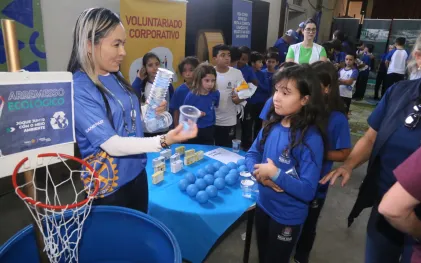 Crianças aprendem sobre como preservar a água do planeta durante o evento Sanepar Perto de você com jogos e brincadeiras.