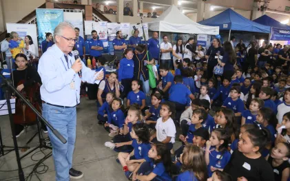 Crianças aprendem sobre como preservar a água do planeta durante o evento Sanepar Perto de você com jogos e brincadeiras.