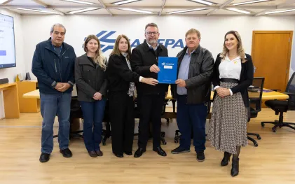 Gerente-geral comercial da Sanepar, Sérgio Portela, presidente da Sanepar, Wilson Bley e prefeito Ednei Sgobi, de Vera Cruz do Oeste - Copia