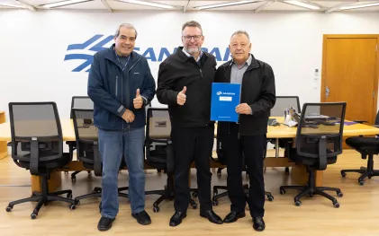 Gerente-geral comercial da Sanepar, Sérgio Portela, presidente da Sanepar, Wilson Bley e prefeito Juraci Ronaldo Cazella, de Guaraniaçu 