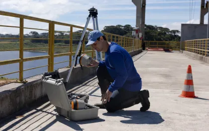 Equipe da Sanepar realiza mapeamento 3D da represa do Miringuva