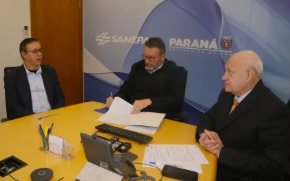 Prefeito Fábio Roberto dos Santos, de Nova Laranjeiras, o presidente da Sanepar, Wilson Bley e o deputado estadual Ademar Traiano durante assinatura do termo do programa Sanepar Rural