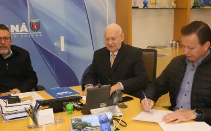 Presidente da Sanepar, Wilson Bley, deputado estadual Ademar Traiano e o prefeito Jean Pierr Catto, de Santa Izabel do Oeste