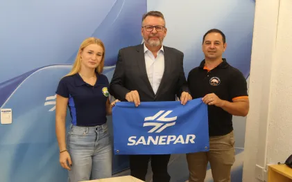 presidente da Sanepar ledeado pela atleta Amanda e treinador