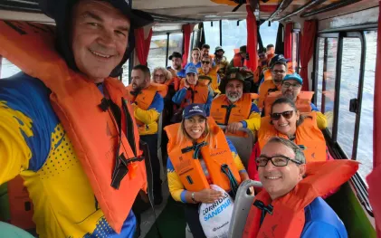 Voluntários da Sanepar retiram 1,5 tonelada de entulho da praia em Superagui