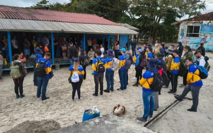 Voluntários da Sanepar retiram 1,5 tonelada de entulho da praia em Superagui