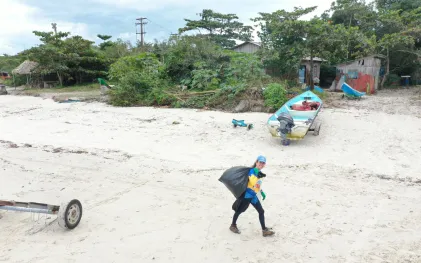 Voluntários da Sanepar retiram 1,5 tonelada de entulho da praia em Superagui