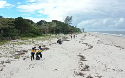 Voluntários da Sanepar retiram 1,5 tonelada de entulho da praia em Superagui