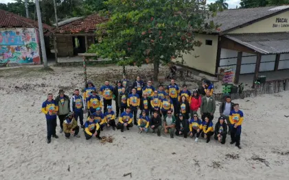 Voluntários da Sanepar retiram 1,5 tonelada de entulho da praia em Superagui