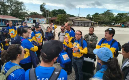 Voluntários da Sanepar retiram 1,5 tonelada de entulho da praia em Superagui