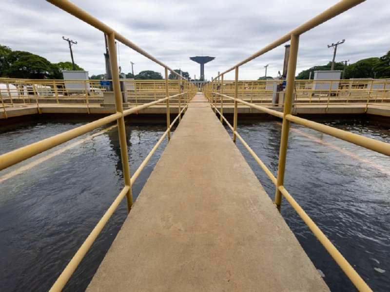 Vista de um tanque da estação de tratamento de água