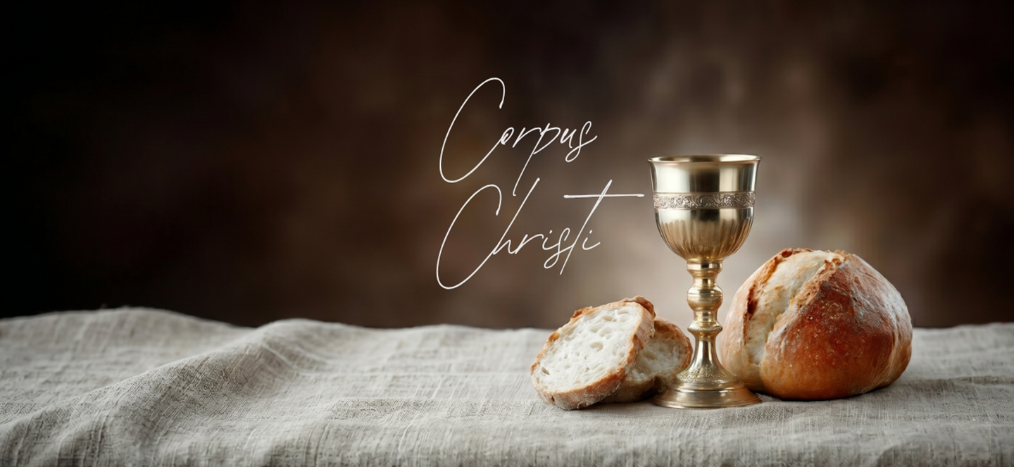 Cálice de ouro e pão fatiado