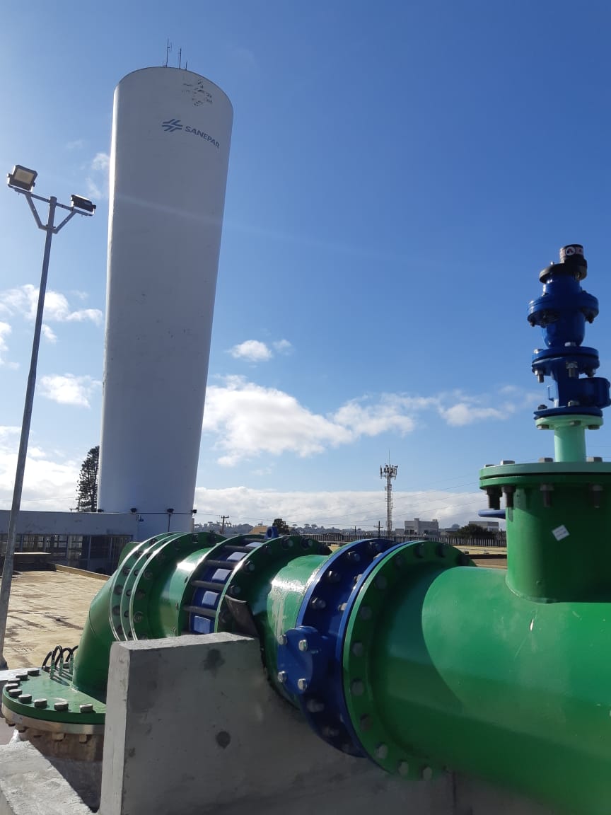 Cano verde com grande diâmetro, mostrando a rede de distribuição Corte Branco