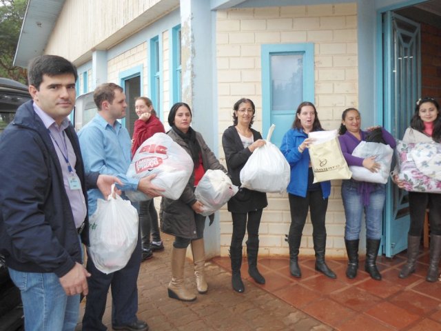130619_-_entrega_agasalhos_diamante_do_oeste_6.jpg