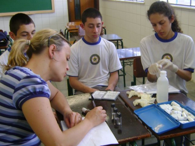 131114__sustentabilidade_curitiba8_amostra_agua_alunos.jpg