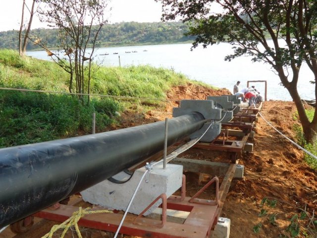 131216_balanco_obras_foz_e_sao_miguel_do_iguacu_-emissario_subaquatico._trabalho_colocacao.jpg