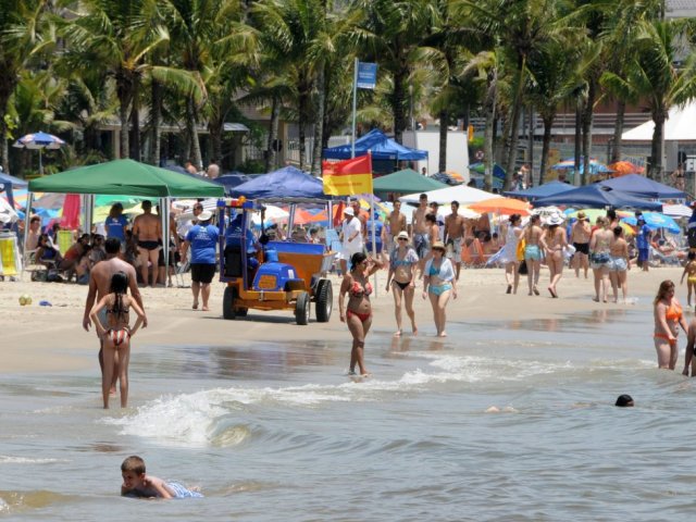 131227_-_operacao_verao_-_populacao_aprova_-_praia_de_guaratuba__ike271213_067_4.jpg