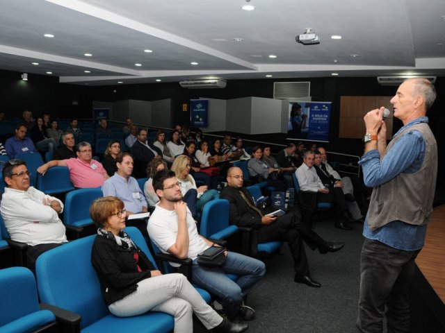 151029_-_camara_tecnica_-_abertura_do_evento_-_em_pe_o_tecnico_da_sanepar_carlos_eduardo_pierin.jpg