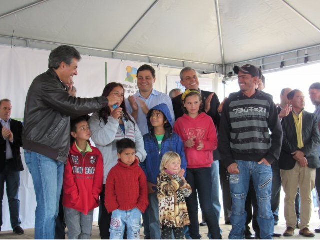 160916_-_investimento_de_r43_mi_para_700_familias_em_castro_1.jpg
