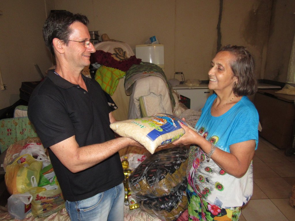 161220_-_maringa_-_empregados_da_sanepar_doam_alimentos_para_o_sopao_da_dona_tereza_1.jpg