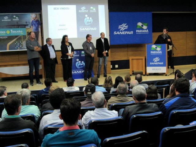 170427_foto_2_comunidade_sanepar_toledo_prefeito_fala.jpg
