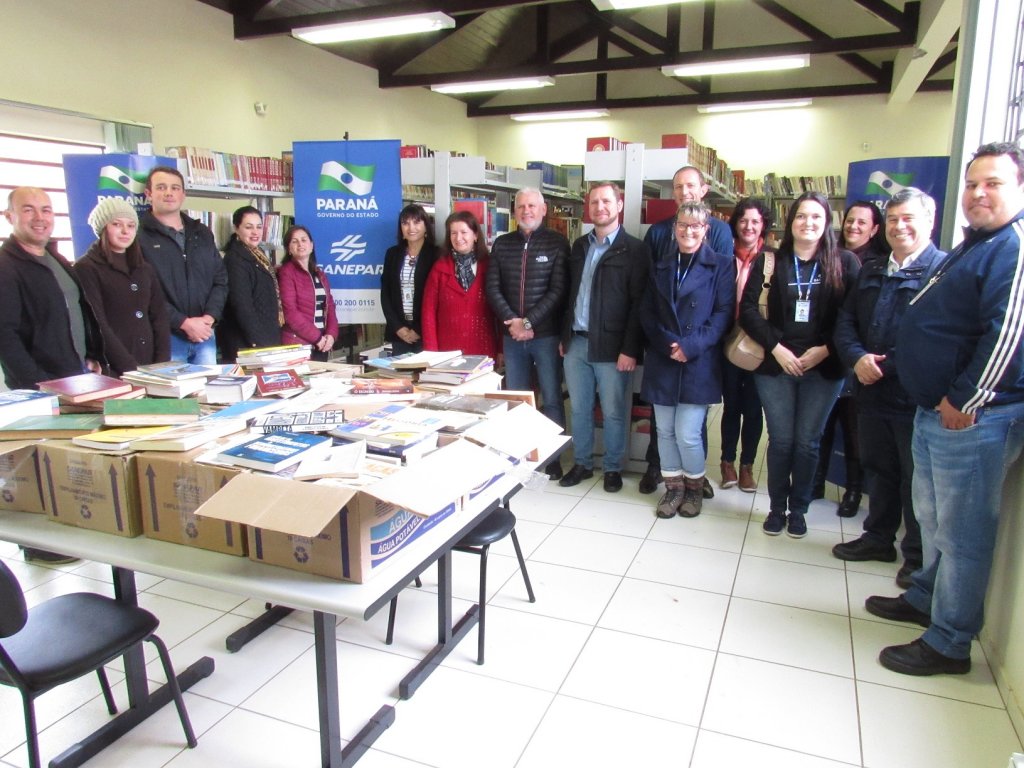 170807_-_guaraniacu_-_entrega_livros_biblioteca.jpg