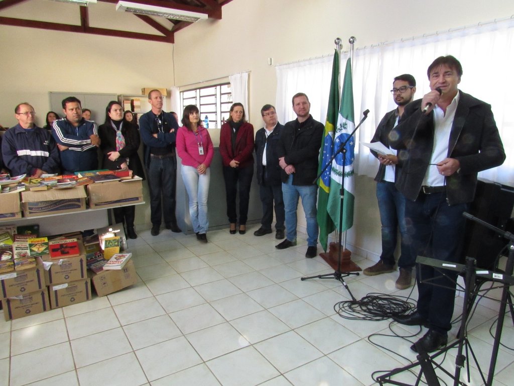 170807_-_ouro_verde_do_oeste_-_entrega_livros_4.jpg