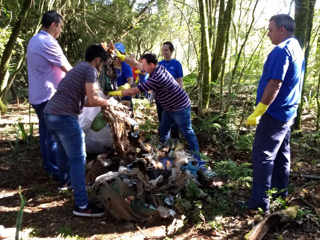 171124_guarapuava_-_empregados_fazem_limpeza_rio_cascavelzinho_4.jpg