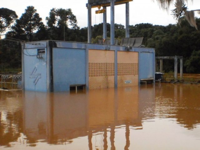 20140611_sanepar_recupera_sistema_apos_enchente__foto_3.jpg