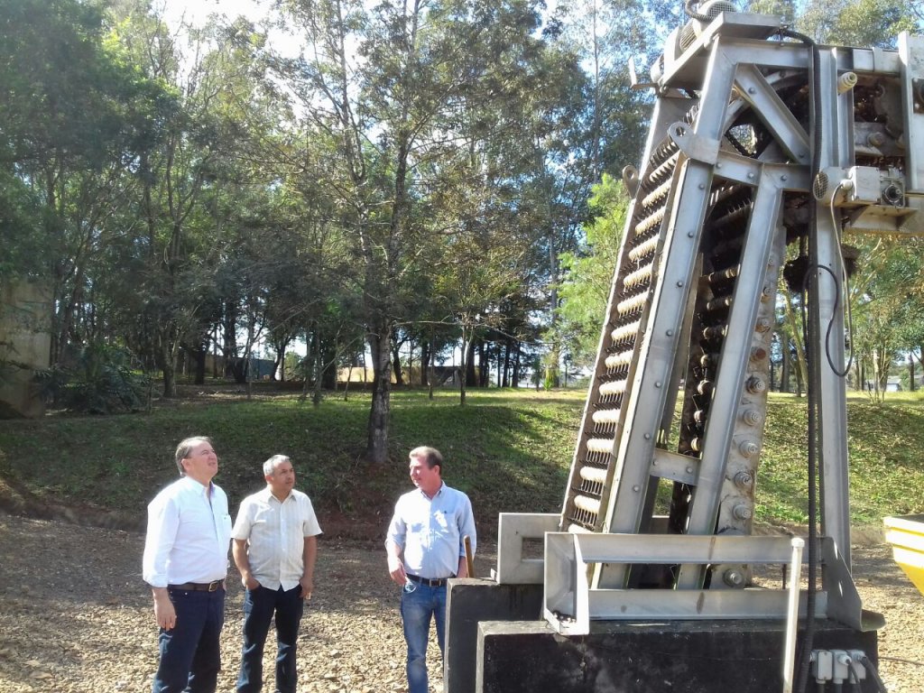 20160701_diretor_da_sanepar_visita_obras_de_ampliacao_do_sistema_de_esgoto_de_quedas_do_iguacu_1.jpg