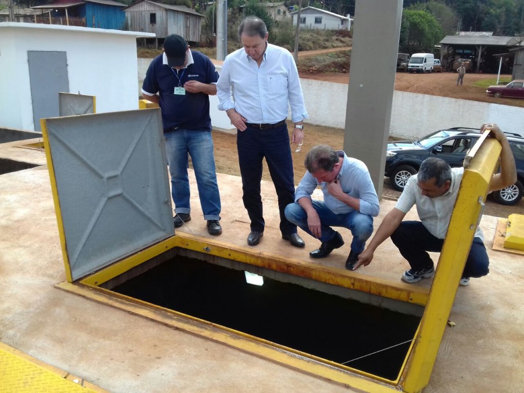 20160701_diretor_da_sanepar_visita_obras_de_ampliacao_do_sistema_de_esgoto_de_quedas_do_iguacu_2.jpg