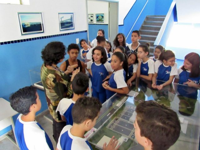4_-_160811_visitas_escolas_londrina_-_colegio_sesi_4_na_maquete.jpg