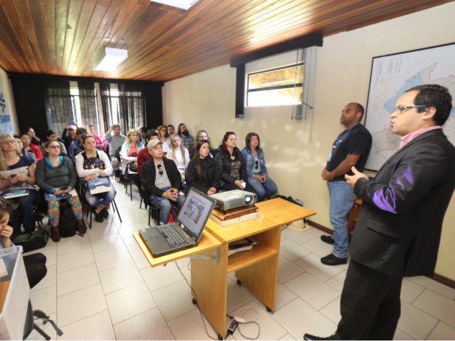 diretor_de_meio_ambiente_da_sanepar_durante_abertura_da_capacitacao_com_professores_dos_nucleos_regionais_de_educacao.jpg