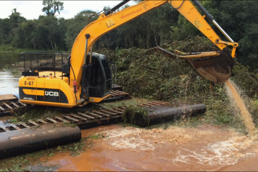 escavadeira_anfibia_usada_pela_sanepar_em_outras_ocasioes.gif