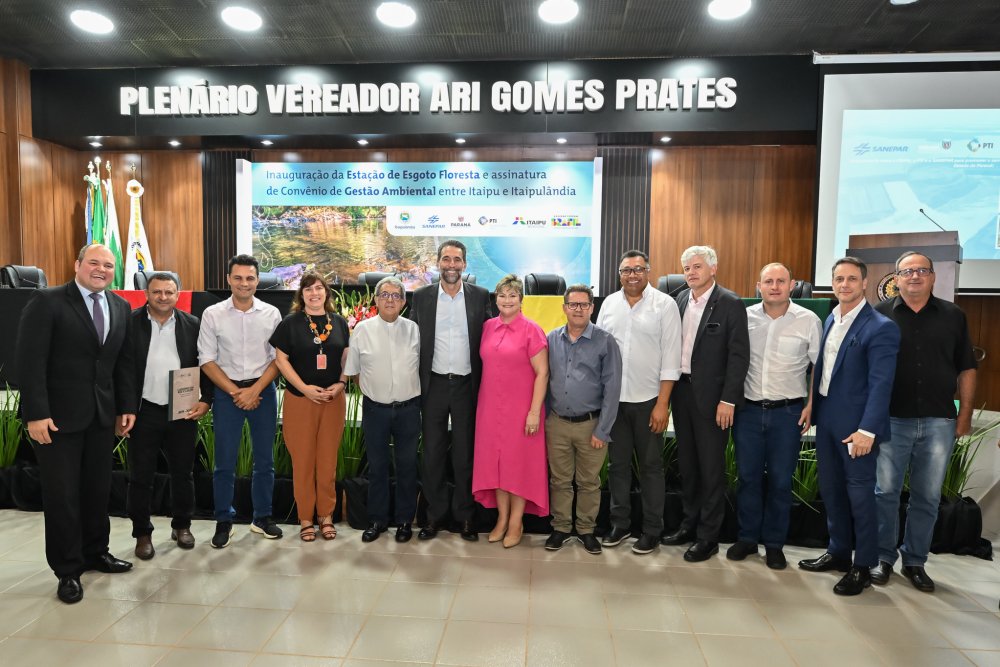 foto_2_prefeitos_sanepar__itaipu_e_pti_comemoram_convenios_em_saneamento_e_gestao_de_bacias_hidrograficas.jpg